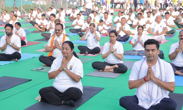 International Yoga Day: Chief Minister Rekha Gupta practiced yoga on the banks of Yamuna, a large number of people participated