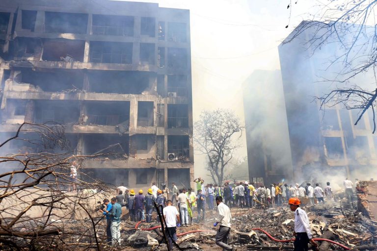 Ahmedabad Plane Crash: हादसे में 204 की मौत की पुष्टि, शवों की पहचान के लिए डीएनए सैंपलिंग शुरू