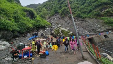 Kedarnath route blocked due to rain, devotees had to travel 6 km due to landslide in Munkatiya