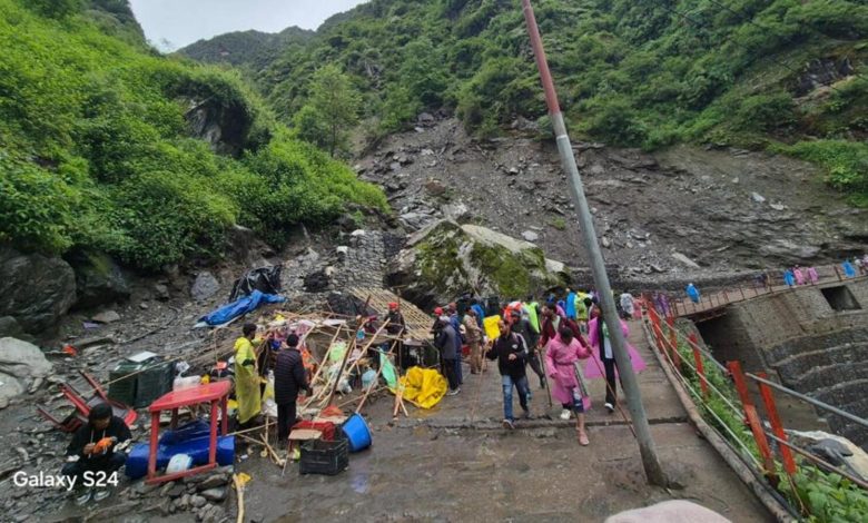 Kedarnath route blocked due to rain, devotees had to travel 6 km due to landslide in Munkatiya