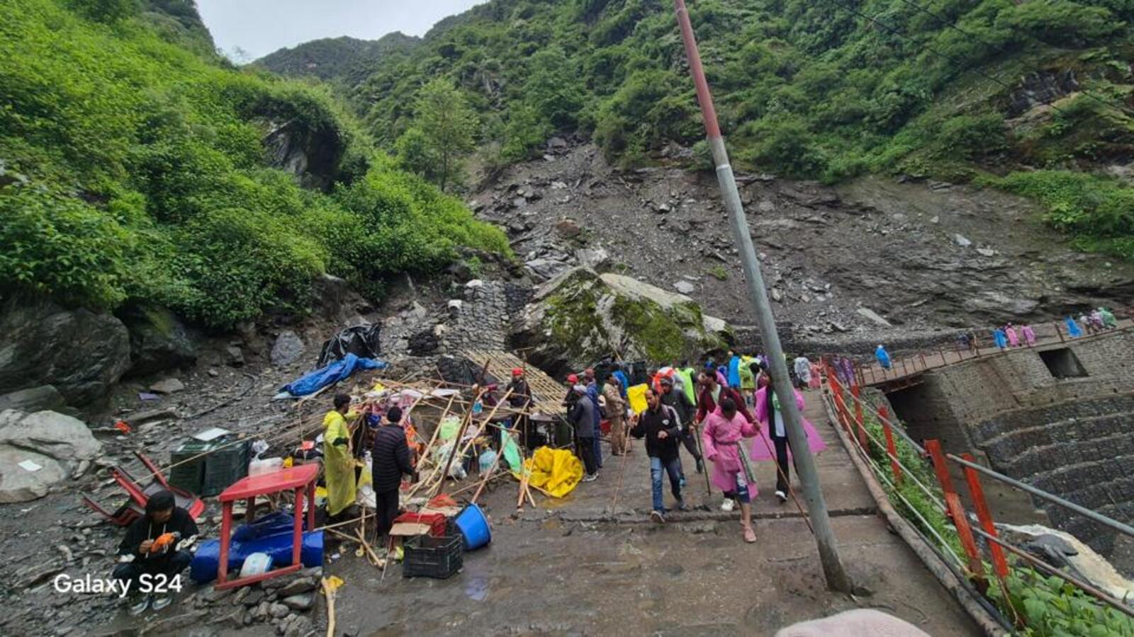Kedarnath route blocked due to rain, devotees had to travel 6 km due to landslide in Munkatiya