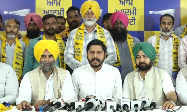 Ludhiana by-election: लुधियाना उपचुनाव में आम आदमी पार्टी को बड़ी मजबूती, कांग्रेस के सैकड़ों नेता ‘आप’ में शामिल