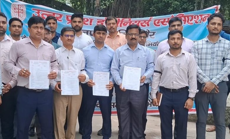 Uttar Pradesh News: Engineers of Bijnor are very angry against DM Azamgarh, a memorandum was submitted to the DM in the name of the Chief Minister