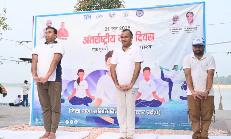 UP Bijnor News: Yoga practice program organized at Ganga Ghat Bijnor by District Ganga Committee Bijnor