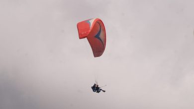 A major accident was averted in Ramnagar, a motor paraglider fell into a field due to technical fault, two people were injured