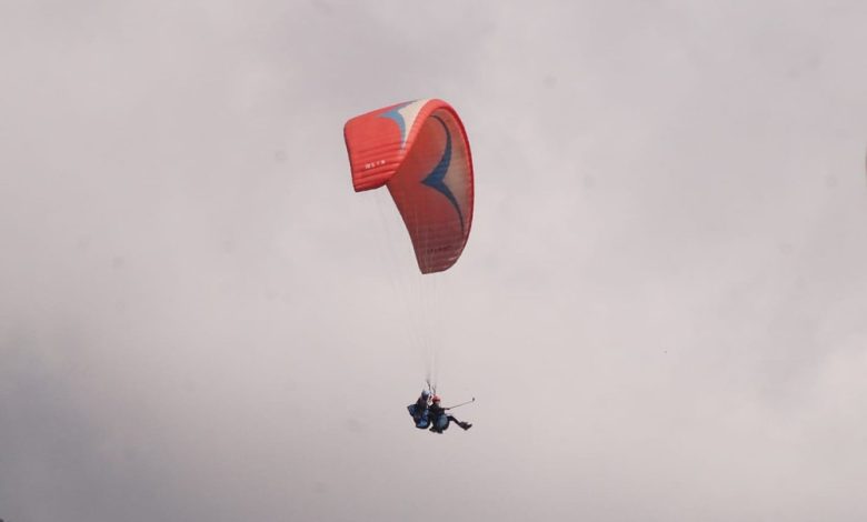 A major accident was averted in Ramnagar, a motor paraglider fell into a field due to technical fault, two people were injured