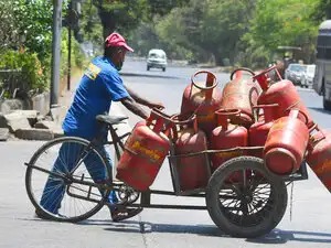 Due to Middle East tension, there is a cloud of crisis on the prices of LPG gas cylinders in India, major impact on gas supply is possible