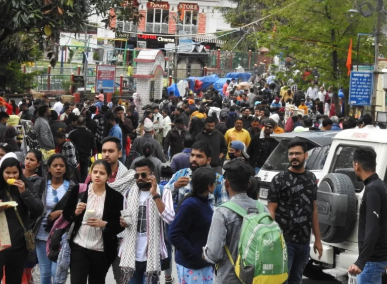 Nainital became a favorite destination for tourists in the first weekend of June, huge crowd gathered in the city