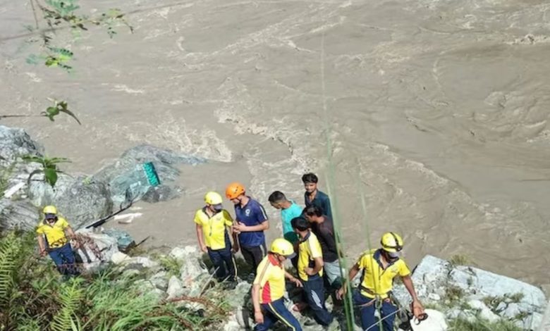 Rudraprayag Bus Accident: Major accident in Rudraprayag, Tempo Traveller submerged in Alaknanda, 3 devotees from Udaipur died, 9 missing