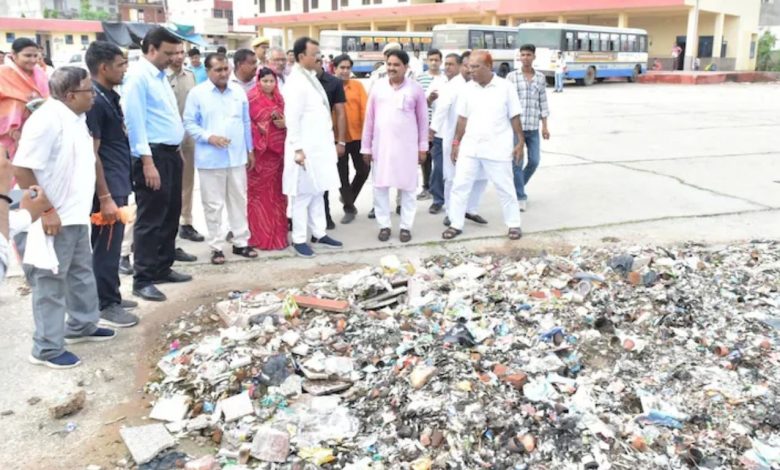 Rajasthan News: Deputy CM Premchand Bairwa got angry after seeing the dirt at Karauli bus stand, reprimanded the officials