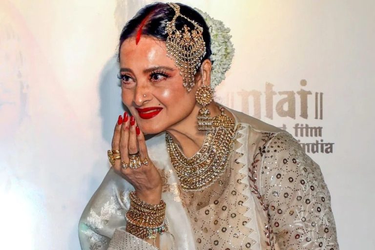 rekha-in-umrao-jaan-premiere-6 (1)