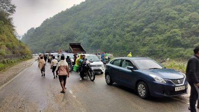 Heavy rain in Kedarghati puts a break on travel, falling boulders on the highway pose a danger