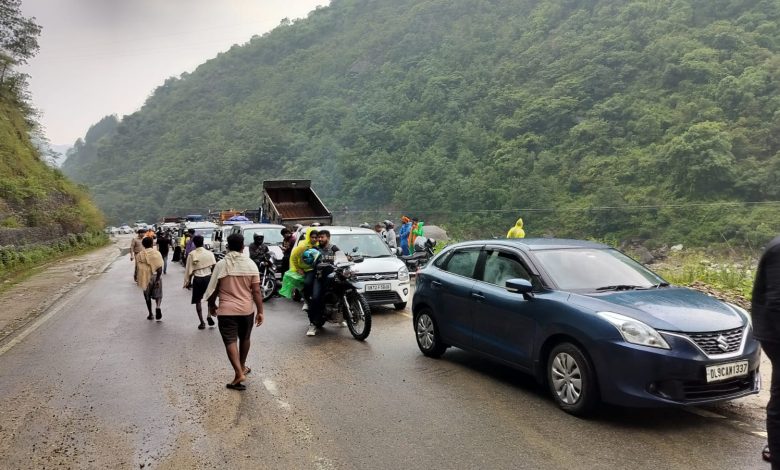 Heavy rain in Kedarghati puts a break on travel, falling boulders on the highway pose a danger