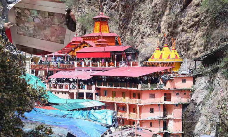 Power of religious faith, devotees offered 23 lakh rupees in Yamunotri Dham, more than three lakh people visited