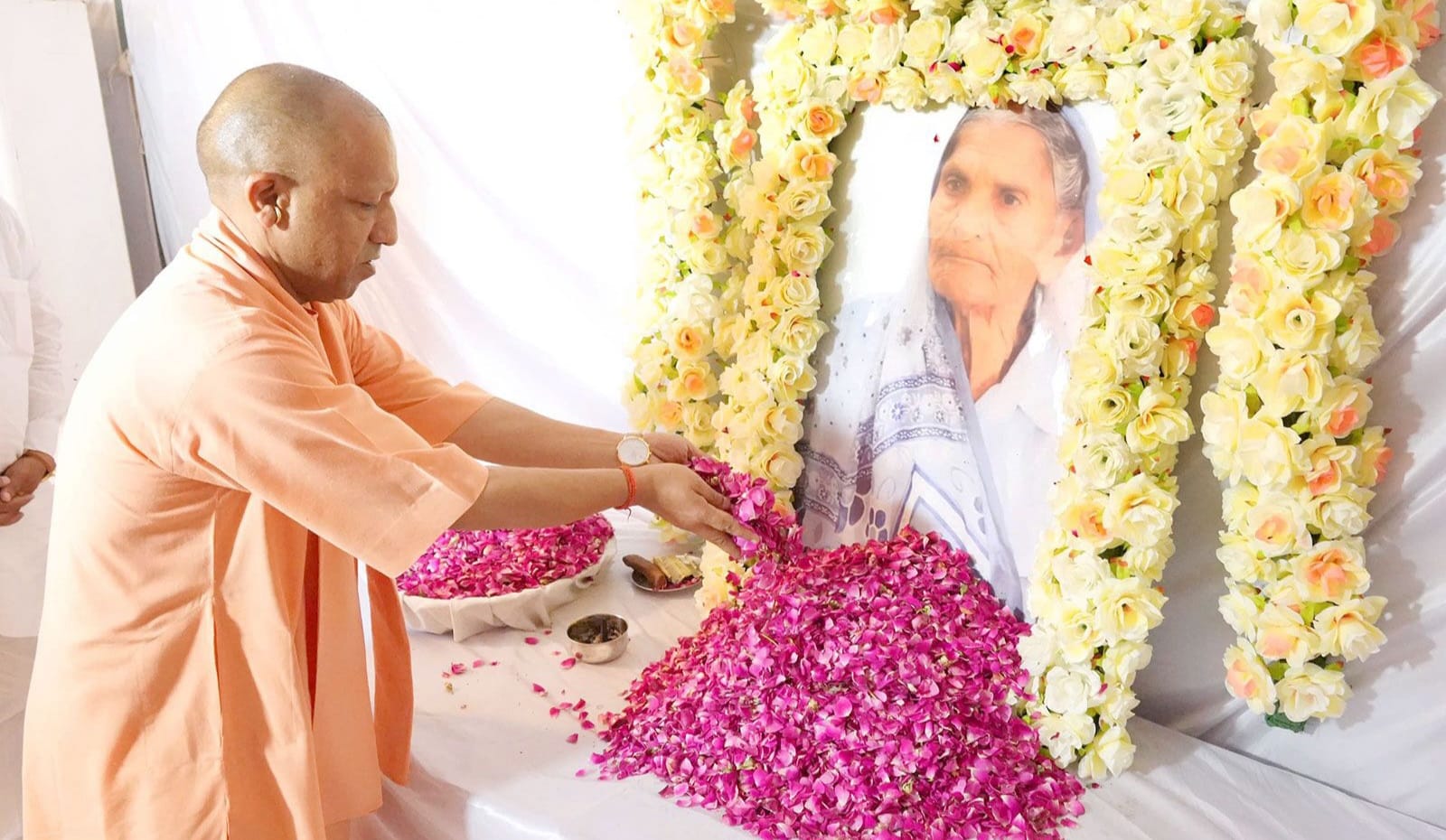 Up Bijnor News: CM Yogi Adityanath paid tribute to Dharampal Singh's mother on her demise