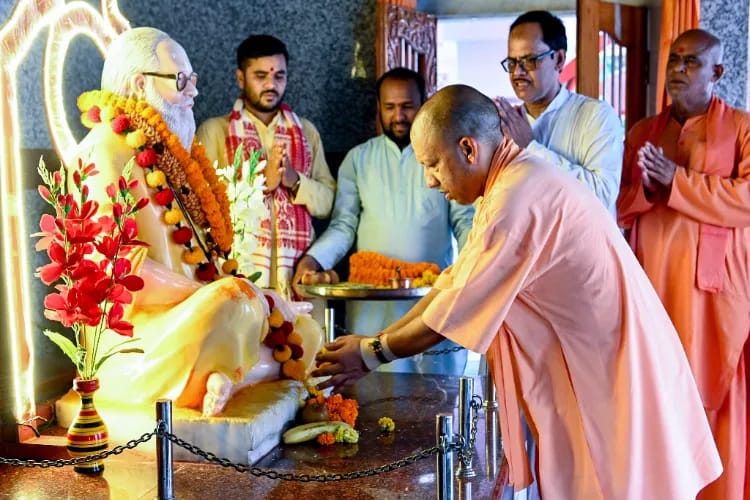 Cm yogi Latest News: CM Yogi's 'Guru-Disciple' form in Gorakhnath Temple! A flood of devotees