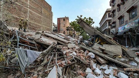 Delhi News: Big accident in Delhi! 4-storey building collapses in Welcome, many people buried under debris, rescue operation underway!