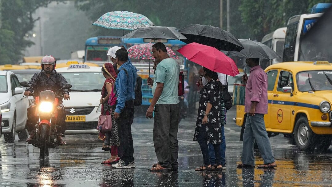 Up Weather Update: Alert! There will be heavy rain in UP today, there is also a danger of lightning, be careful