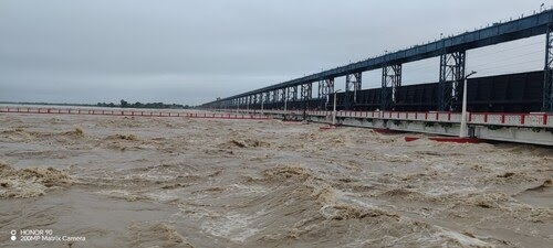CM Yogi in Varanasi News: Overflowing Ganga, submerged ghats! CM Yogi himself took charge, immediately gave important instructions!