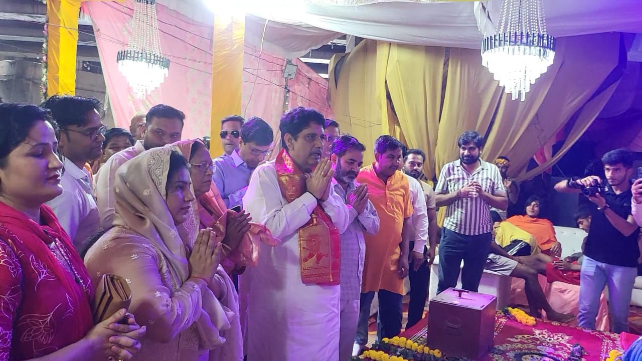Up Ghaziabad News: Cabinet Minister Sunil Sharma reached the Kanwar camp of Chauhan family, served food to the devotees