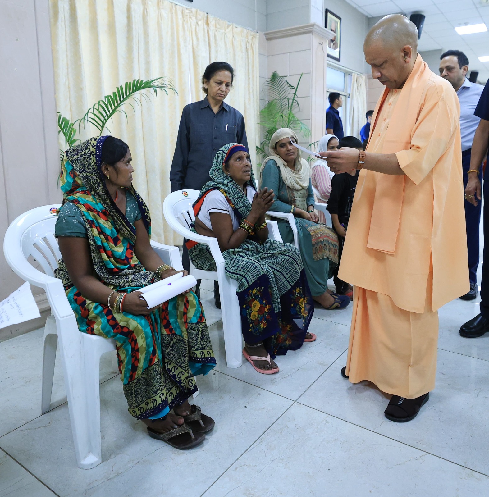 CM Yogi Adityanath Latest News: CM Yogi's 'Janta Darshan'! Immediate solution to every problem, Divyang gets tricycle