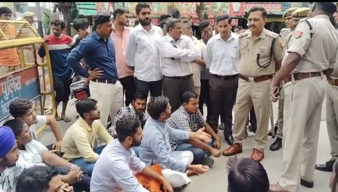 Up Bijnor News: Anger against TSI Ravi Nain of traffic police in Bijnor, road blocked