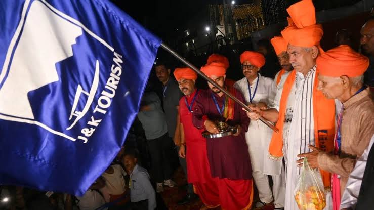 Amarnath Yatra 2025: Amarnath Yatra begins, LG Manoj Sinha flags off first batch from Jammu