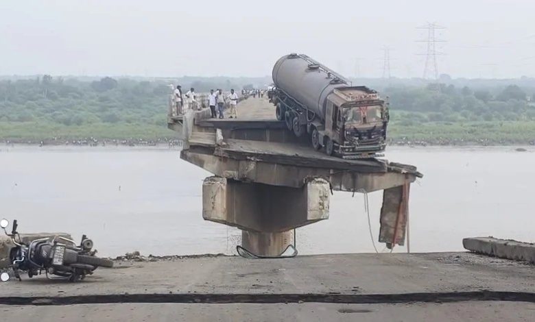 Vadodara Bridge Collapsed: The bridge connecting Vadodara and Anand collapsed… many vehicles drowned in the river, 10 died