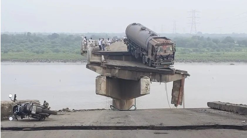 Vadodara Bridge Collapsed: The bridge connecting Vadodara and Anand collapsed… many vehicles drowned in the river, 2 died