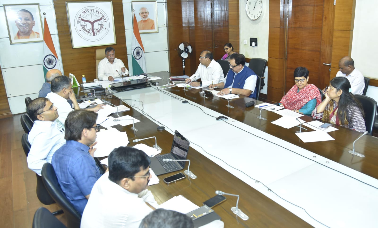 Lucknow Uttar Pradesh News: Chief Secretary held a meeting with all Divisional Commissioners and District Magistrates, gave necessary guidelines