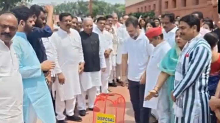 Parliament Monsoon Session 2025: Another uproar in Parliament today regarding SIR, opposition MPs including Rahul-Priyanka tore the form and threw it in the dustbin