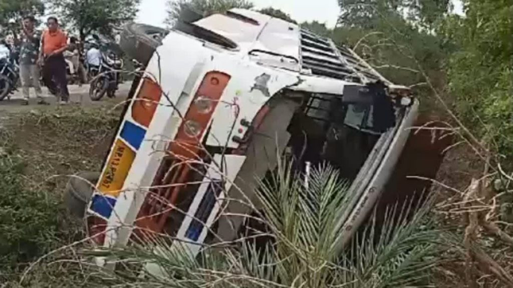 Road Accident: Horrific road accident in Madhya Pradesh, one dead, 17 injured as bus overturns
