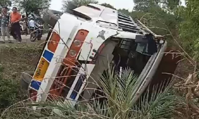 Road Accident: Horrific road accident in Madhya Pradesh, one dead, 17 injured as bus overturns