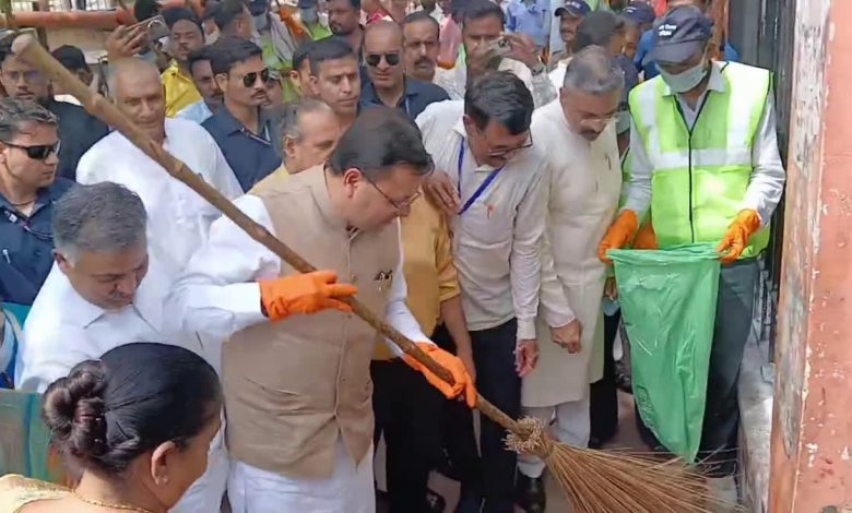 In Haridwar, CM Dhami gave the message of cleanliness by picking up a broom, reviewed the preparations for the Kanwar fair