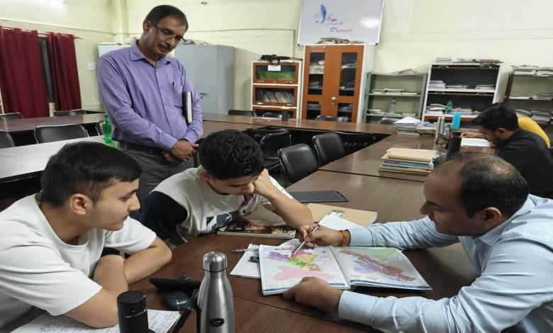 DM Manish Kumar became a teacher, taught trigonometry and map study to students