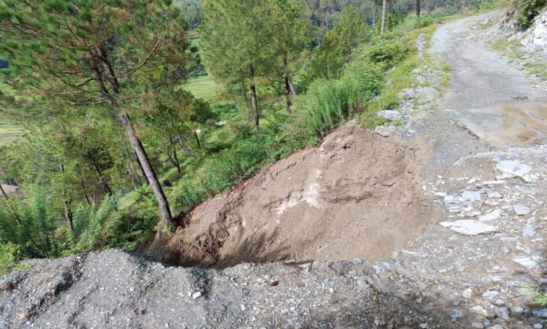 Even after four years, the road of Nagal village is incomplete, footpaths are broken in the rain