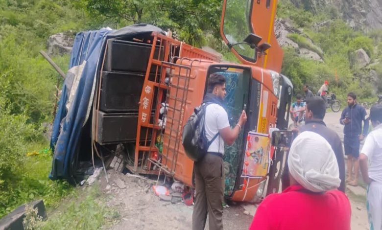 Truck carrying Kanwariyas met with an accident in Uttarkashi, five injured, one missing