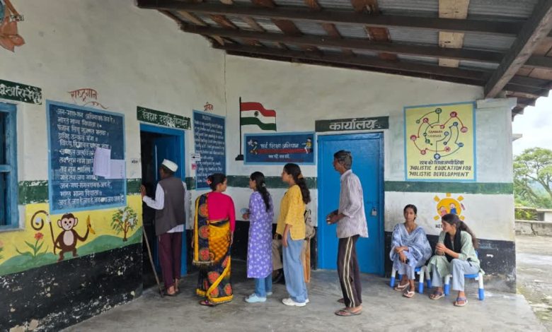 Re-voting for the post of area panchayat member in Dwarahat, voting is taking place today after the controversy