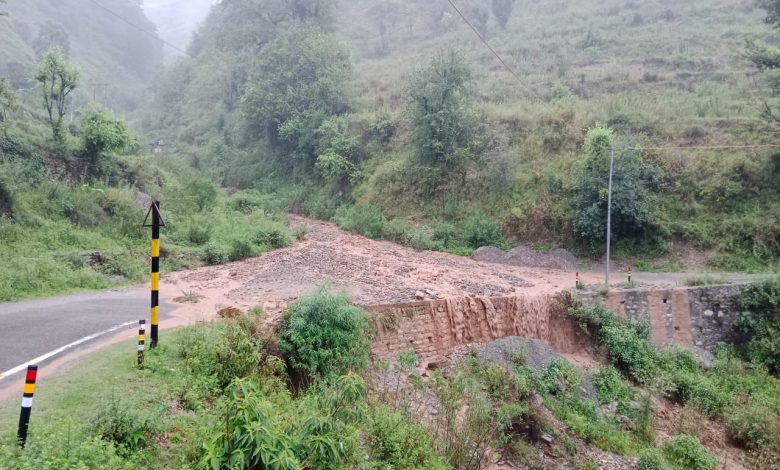 Rain wreaks havoc in Pauri, 36 roads closed, administration in alert mode