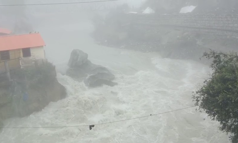 Monsoon havoc in Badrinath, Alaknanda river in spate, devotees' faith did not waver even amidst dense fog