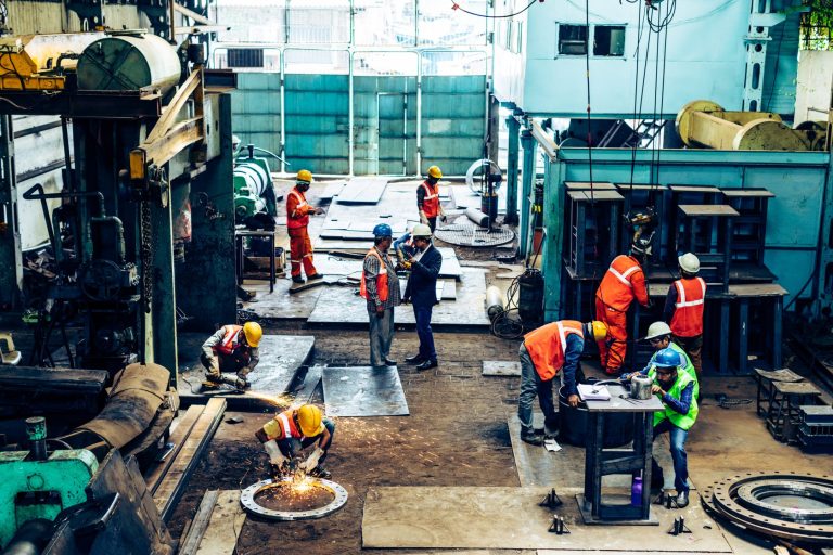 Industrial Growth: जून 2025 में भारत की औद्योगिक उत्पादन दर (IIP) में साल-दर-साल 1.5% की वृद्धि दर्ज की गई है। सांख्यिकी और कार्यक्रम कार्यान्वयन मंत्रालय द्वारा जारी ताजा आंकड़ों के मुताबिक, इस वृद्धि में सबसे बड़ा योगदान निर्माण (मैन्युफैक्चरिंग) क्षेत्र का रहा। क्या कहते हैं आंकड़े? जून 2025 में औद्योगिक उत्पादन सूचकांक (IIP) 153.3 रहा, जबकि जून 2024 में यह 151.0 था। • निर्माण क्षेत्र में 3.9% की बढ़त हुई। • खनन क्षेत्र में 8.7% की गिरावट दर्ज की गई। • बिजली क्षेत्र में 2.6% की कमी देखी गई। निर्माण क्षेत्र में किसने बढ़ाया उत्पादन? 23 में से 15 उद्योग समूहों ने जून 2024 की तुलना में सकारात्मक वृद्धि दर्ज की। प्रमुख योगदान देने वाले उद्योग: • बेसिक मेटल्स का उत्पादन 9.6% बढ़ा। • कोक और परिष्कृत पेट्रोलियम उत्पादों में 4.2% की वृद्धि। • मशीनरी और उपकरणों को छोड़कर तैयार धातु उत्पादों में 15.2% की तेज वृद्धि। इसमें एमएस स्लैब, एचआर कॉइल, डीजल, पेट्रोल, नाफ्था, स्टेनलेस स्टील के बर्तन, और स्टील स्ट्रक्चर जैसी वस्तुओं की भूमिका अहम रही। उपयोग-आधारित वर्गीकरण पर नजर डालें तो: • प्राथमिक वस्तुएं: 3.0% की गिरावट • कैपिटल गुड्स: 3.5% की वृद्धि • इंटरमीडिएट गुड्स: 5.5% की वृद्धि • इन्फ्रास्ट्रक्चर व कंस्ट्रक्शन गुड्स: 7.2% की वृद्धि • कंज़्यूमर ड्यूरेबल्स: 2.9% की बढ़त • कंज़्यूमर नॉन-ड्यूरेबल्स: 0.4% की मामूली गिरावट निष्कर्ष: इस महीने औद्योगिक उत्पादन की वृद्धि में सबसे बड़ा योगदान इन्फ्रास्ट्रक्चर और कंस्ट्रक्शन गुड्स, इंटरमीडिएट गुड्स, और कंज़्यूमर ड्यूरेबल्स ने दिया है। हालांकि खनन और बिजली क्षेत्रों में गिरावट चिंता का विषय है, लेकिन निर्माण क्षेत्र की मजबूती ने संपूर्ण औद्योगिक ग्रोथ को सहारा दिया।
