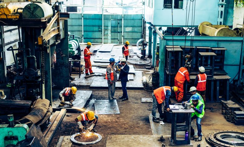 Industrial Growth: जून 2025 में भारत की औद्योगिक उत्पादन दर (IIP) में साल-दर-साल 1.5% की वृद्धि दर्ज की गई है। सांख्यिकी और कार्यक्रम कार्यान्वयन मंत्रालय द्वारा जारी ताजा आंकड़ों के मुताबिक, इस वृद्धि में सबसे बड़ा योगदान निर्माण (मैन्युफैक्चरिंग) क्षेत्र का रहा। क्या कहते हैं आंकड़े? जून 2025 में औद्योगिक उत्पादन सूचकांक (IIP) 153.3 रहा, जबकि जून 2024 में यह 151.0 था। • निर्माण क्षेत्र में 3.9% की बढ़त हुई। • खनन क्षेत्र में 8.7% की गिरावट दर्ज की गई। • बिजली क्षेत्र में 2.6% की कमी देखी गई। निर्माण क्षेत्र में किसने बढ़ाया उत्पादन? 23 में से 15 उद्योग समूहों ने जून 2024 की तुलना में सकारात्मक वृद्धि दर्ज की। प्रमुख योगदान देने वाले उद्योग: • बेसिक मेटल्स का उत्पादन 9.6% बढ़ा। • कोक और परिष्कृत पेट्रोलियम उत्पादों में 4.2% की वृद्धि। • मशीनरी और उपकरणों को छोड़कर तैयार धातु उत्पादों में 15.2% की तेज वृद्धि। इसमें एमएस स्लैब, एचआर कॉइल, डीजल, पेट्रोल, नाफ्था, स्टेनलेस स्टील के बर्तन, और स्टील स्ट्रक्चर जैसी वस्तुओं की भूमिका अहम रही। उपयोग-आधारित वर्गीकरण पर नजर डालें तो: • प्राथमिक वस्तुएं: 3.0% की गिरावट • कैपिटल गुड्स: 3.5% की वृद्धि • इंटरमीडिएट गुड्स: 5.5% की वृद्धि • इन्फ्रास्ट्रक्चर व कंस्ट्रक्शन गुड्स: 7.2% की वृद्धि • कंज़्यूमर ड्यूरेबल्स: 2.9% की बढ़त • कंज़्यूमर नॉन-ड्यूरेबल्स: 0.4% की मामूली गिरावट निष्कर्ष: इस महीने औद्योगिक उत्पादन की वृद्धि में सबसे बड़ा योगदान इन्फ्रास्ट्रक्चर और कंस्ट्रक्शन गुड्स, इंटरमीडिएट गुड्स, और कंज़्यूमर ड्यूरेबल्स ने दिया है। हालांकि खनन और बिजली क्षेत्रों में गिरावट चिंता का विषय है, लेकिन निर्माण क्षेत्र की मजबूती ने संपूर्ण औद्योगिक ग्रोथ को सहारा दिया।
