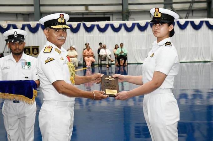 Aastha Poonia Navy: आस्था पूनिया ने रचा इतिहास, भारतीय नौसेना को मिली पहली महिला फाइटर पायलट