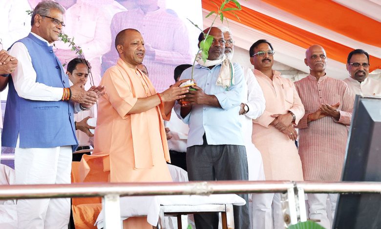 'Ek Ped Maa Ke Naam' Plantation Maha Abhiyan-2025: मुख्यमंत्री योगी ने जनप्रतिनिधियों से किया संवाद, पर्यावरण संरक्षण को बताया राष्ट्रीय जिम्मेदारी