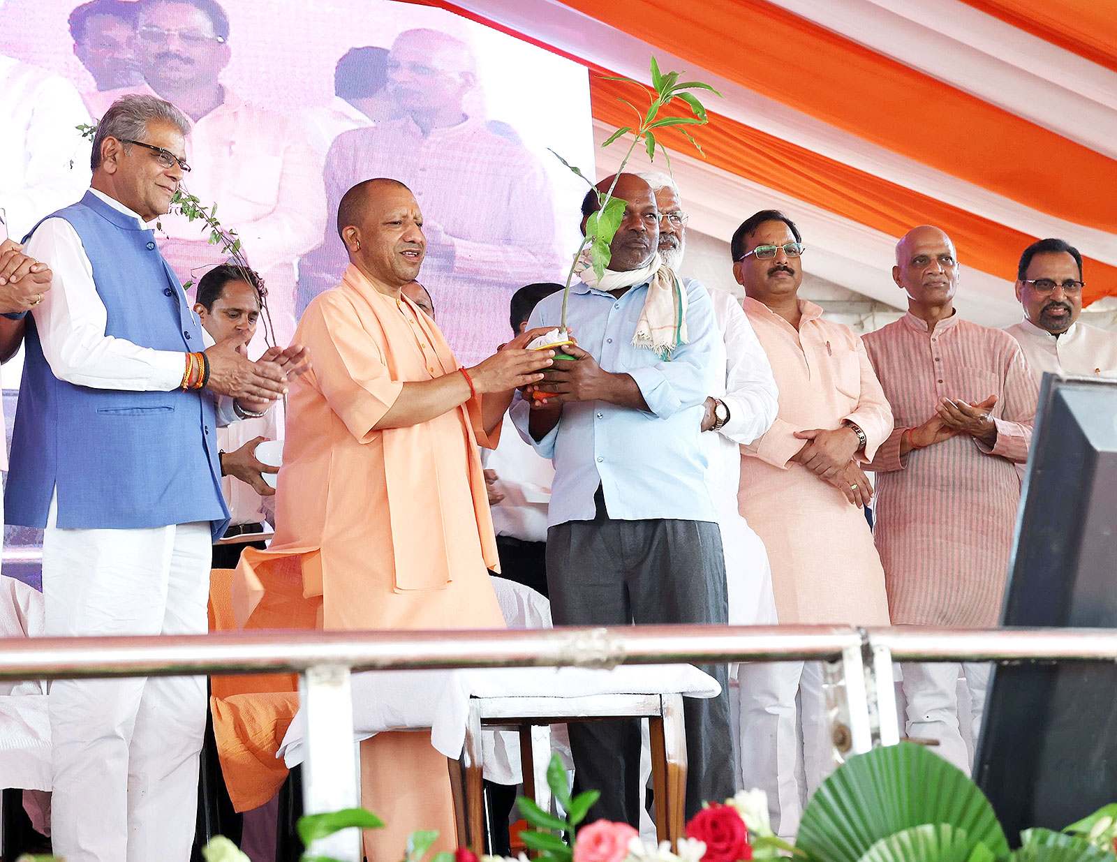 'Ek Ped Maa Ke Naam' Plantation Maha Abhiyan-2025: मुख्यमंत्री योगी ने जनप्रतिनिधियों से किया संवाद, पर्यावरण संरक्षण को बताया राष्ट्रीय जिम्मेदारी