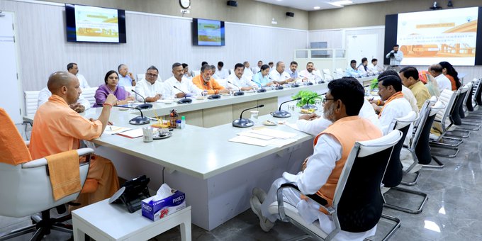 Uttar Pradesh News: सीएम योगी ने झांसी और चित्रकूट धाम मंडल के जनप्रतिनिधियों के साथ विकास कार्यों की प्रगति की समीक्षा बैठक की