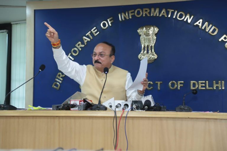 Ashish Sood on AAP: महंगे मोबाइल फोन पर नया विवाद, दिल्ली के शिक्षा मंत्री का 'आप' नेताओं पर गंभीर आरोप