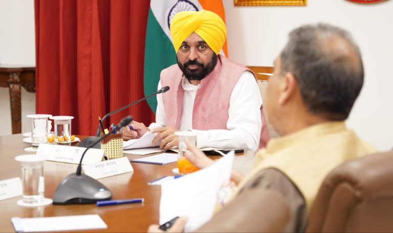 Punjab News: पंजाब में पराली जलाने पर सख्ती, नई SOP के तहत लगेगा भारी जुर्माना और निगरानी बढ़ी