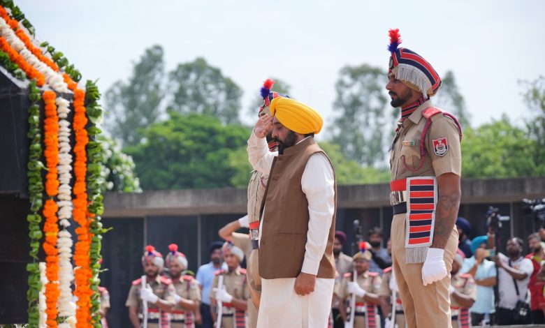 Kargil Vijay Diwas: सीएम भगवंत मान ने शहीदों को किया नमन, पूर्व सैनिकों को किया सम्मानित