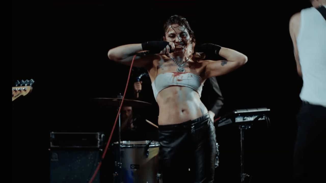 Lulu Van Trapp: Singer took off her clothes on stage at a music festival in France, viral video created a stir